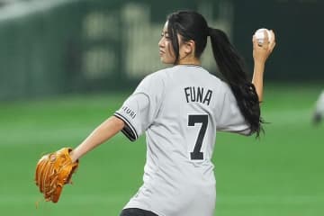 19歳の銅メダリストが豪快ノーバウンド投球　背番号「7」のユニ着用…巨人選手らも祝福