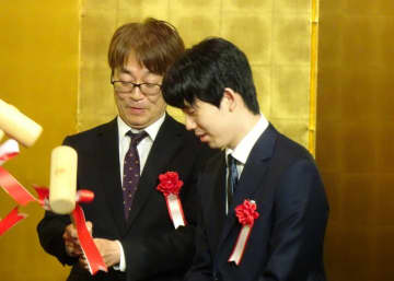 藤井聡太棋王「よいしょー！」歴代棋王とともにニコニコで鏡開きに参加／将棋・棋王戦50周年記念祝賀会