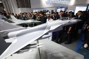 中国の戦闘機J-10CE、ランカウイ国際海事航空宇宙展覧会で注目集める