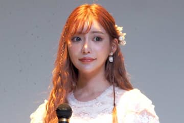 明日花キララ「結局顔である」　自分の髪をキッチンバサミで…衝撃行動にX騒然「えええ？」「勇気ある」