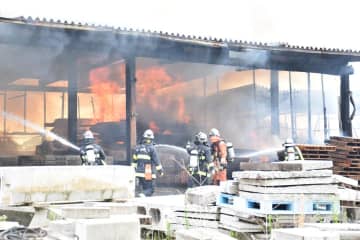 土浦の資材置き場で倉庫2棟全焼　茨城