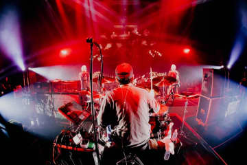 【ライブレポート】10-FEET、全国ツアー＜helm’N bass＞Zepp Hanedaワンマンで全26曲2時間超の大熱演「時間かかってもいいから、幸せになれよ！」