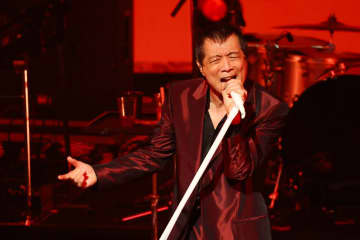 ソロデビュー50周年・矢沢永吉「こういった音楽での賞は初めてかなあ」　“国内最大規模の国際音楽賞”で三浦知良からトロフィー授与