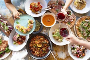 ハワイ発「リゴ スパニッシュイタリアン」ニュウマン高輪に日本初上陸、窯焼きピザやパエリアなど