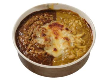 牛肉の旨味とスパイスが効いたカレーソースと、野菜と果物の旨味が詰まったポークカレーソースを一度に味わえるドリア! セブン‐イレブンが「欲張り2種のカレードリア ビーフ＆ポーク」を発売