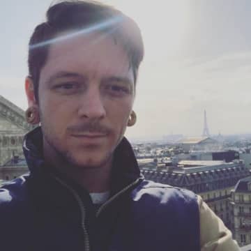 元デヴィル・ウェアーズ・プラダのドラマー、飛行機事故で死去
