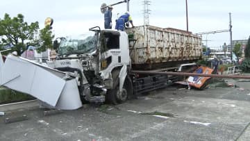 大型トラックが信号なぎ倒し歩道を数十ｍ走行　さらに車数台に突っ込む　厚木市の国道246号線