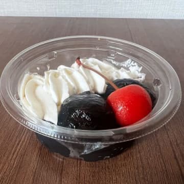 セブンで謎の真っ黒スイーツが300円！一回食べたらやみつきに！