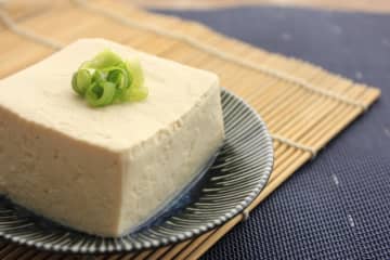 混ぜて焼くだけ！ダイエット中にも◎「はんぺと豆腐のふわふわ焼き」