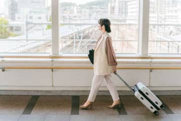 【電車の駅で】「ホームまで少し歩きます」を英語で言うと？