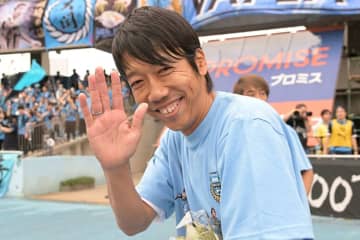 “令和の最強アイドル”と川崎のレジェンド中村憲剛がFK対決。超激レア２ショットにファン熱狂「フロサポ的にとっても素敵な時間でした」