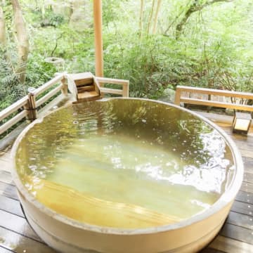 やばい！“休日”だと思って温泉満喫していたら会社から鬼電が！「普通に平日で仕事」と言われ衝撃を受けた男性