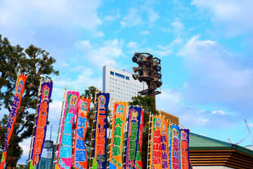 「嫌でも目に入るw」…大相撲中継、砂かぶり席にいた大物タレントにネットざわつく　ド派手な装い「目立つ」
