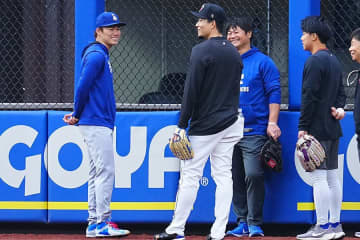 山本由伸、千賀滉大を15分出待ち　38分の長時間談笑…防御率ナ1位＆2位が再会、大谷も参加