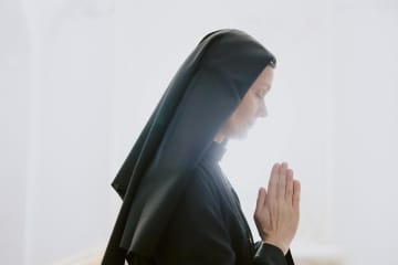 アポリネエルの『青い眼』あらすじ紹介。修道女たちが毎日のように会うのを求めた「青い眼」の正体