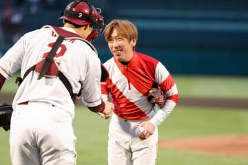 村上忍騎手が楽天戦で始球式！恒例「岩手競馬ナイター」で競馬の魅力発信