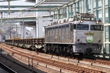 【消えゆく国鉄型機関車】“運用終了”後も活躍？減少する“交直流機の完成形”「EF81」のいま