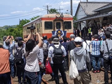 国鉄、JR西日本、いすみ鉄道を走り続けて60年のキハ52が引退　記念イベントに550人大集合（千葉県大多喜町）【コラム】