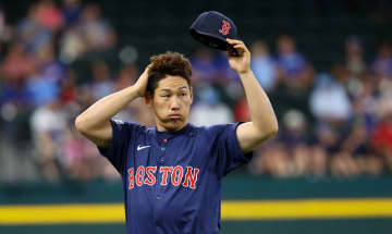 吉田正尚は外野守備で軽快な動き見せる　依然復帰の道筋見えず