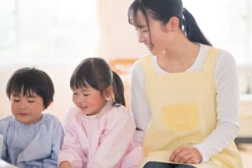同じ主任保育士なのに、給料が「月9万円」も違う!?「公立」と「私立」で給与体系はどう異なるの？