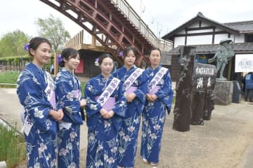 あやめまつり開幕　水・土・日に嫁入り舟　茨城・潮来