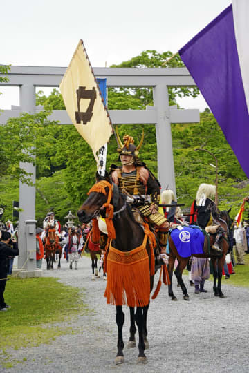 戦国絵巻さながらの騎馬武者出陣　相馬野馬追が開幕、福島