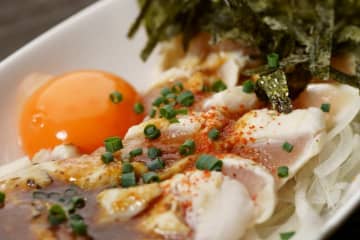 ロバート馬場 “爆速完成”『鶏ユッケ』の作り方に大注目！お財布に優しくて罪悪感ゼロなダイエットレシピに主婦から絶賛の声「めっちゃ家族に好評」「鶏好きにはたまらないメニュー」