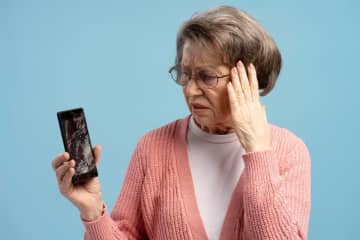 「スマートフォン」を「買い替える目安」の「期間」はどのくらい？「10万以上」使ったので、故障気味でも長く使いたいですが…故障を理由に買い替える人の割合は？