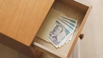 親にタンス預金「300万円」があることが判明！ 金利が上がってきたし物騒なので、銀行に預けるようすすめたら「税務署にバレる」と返答が。本当に連絡が来ることはあるの？ リスクもあわせて解説