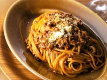 パスタ世界一のシェフが教える「ぜんぜん煮込まない絶品ミートソース」の作り方。濃くてトロトロに仕上げる“神テク”がすごい！