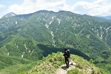 登山女子の汗、虫、紫外線対策「折りたたみ傘も使いよう！」