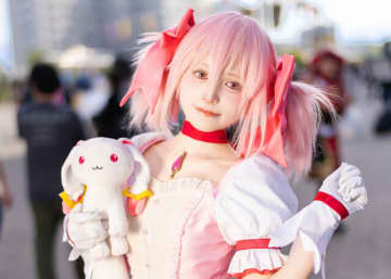【コスプレ】フリルスカートをはためかせる「まどマギ」の鹿目まどか！微笑む姿が美少女すぎて見惚れてしまう【写真6枚】