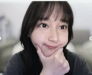 「オフ感満載の姿に惹かれる」元アイドルの美人女優、4月のプライベートショット公開にファン大絶賛「メガネもお似合い！」