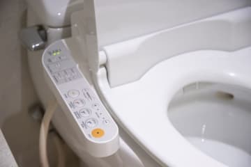 「電気便座の電源」を5月から10月まで半年間「オフ」にしたら、年間約1800～3500円の「節約」に？！ 電源をオフにすること以外の節約方法についても解説。