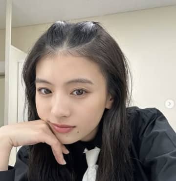 「いいね20万超！ドアップ可愛すぎてやばい！」出口夏希、前髪ありの自撮りにファン歓喜「透明感やばい」