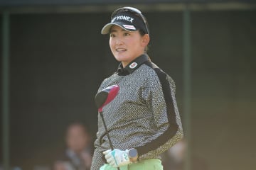 岩井千怜　首位から１０位に後退も４打差Ｖ圏「まだ優勝できる」「あきらめずに頑張る」