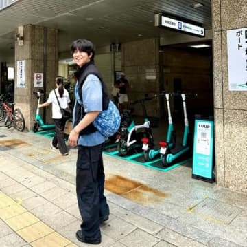チェ・ジョンヒョプ、日本の街中で撮った写真を公開！爽やかな笑顔に釘付け