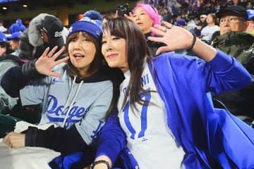 大谷ドジャース戦の客席に超意外な2人組が！　日本の往年アイドル＆大御所女優が並んで観戦