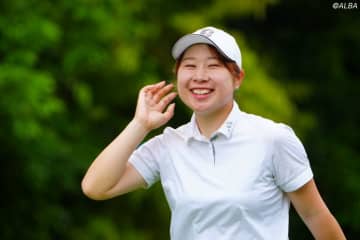 初Vかかるルーキー荒木優奈、今季1勝の佐久間朱莉が首位 　3位のイ・ミニョンとは3打差