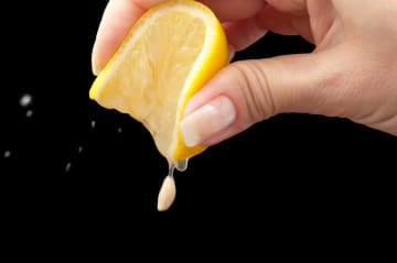 レモンの皮を掃除道具として使う裏ワザ７選！水垢・油汚れ・ニオイに◎