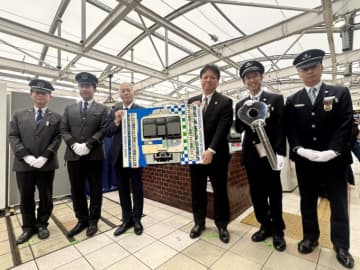 ついに乗客を乗せた！西武8000系「サステナ車両」、小田急との引継ぎ式に密着