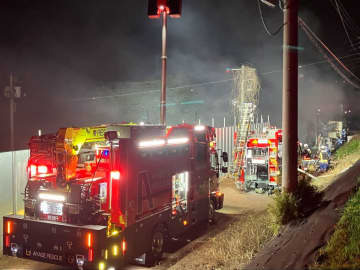 綾瀬の養豚場で火事、豚舎3棟と経営者宅全焼　100頭飼育か、37頭死ぬ
