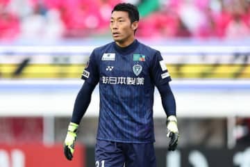 「なぜ決まらなかった」アビスパ守護神、危機を救った“右手一本セーブ”に脚光！「人外すぎるだろ…」