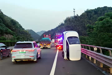 高速道路で車が「直立」状態に、車両運搬車から落下―中国