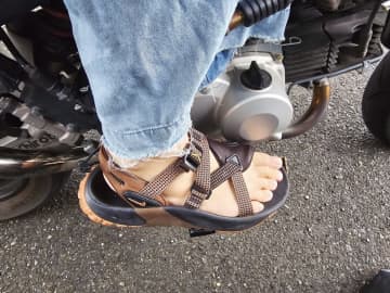 サンダルでバイクは違反？知らないと損する“危険な履物”と法律の落とし穴