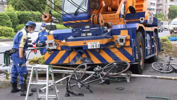 環状7号線の歩道にクレーン車が突っ込み子ども2人を含む4人けが　運転していた60代の男を過失運転致傷の疑いで現行犯逮捕　東京・葛飾区