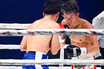 亀田和毅は「思ったよりもパワーがあった」　12回激闘で判定勝ち、王者レオが称賛「トモキは強かった」