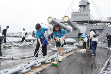 横須賀　記念艦・三笠の甲板、海自いずも艦長ら220人が清掃ボランティア