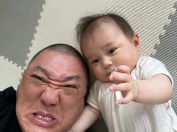 山本圭壱、娘・にこりちゃんの寝かしつけに成功「これは寝てるのか？寝てないのか!?」