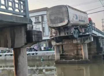 橋が崩落、タンクローリーが転落しかける―中国